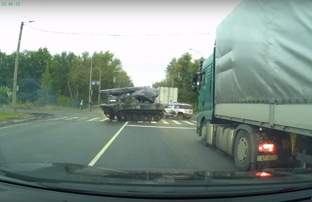 Αρμα ντριφτάρει σε δρόμο και συγκρούεται με αυτοκίνητο (βίντεο)